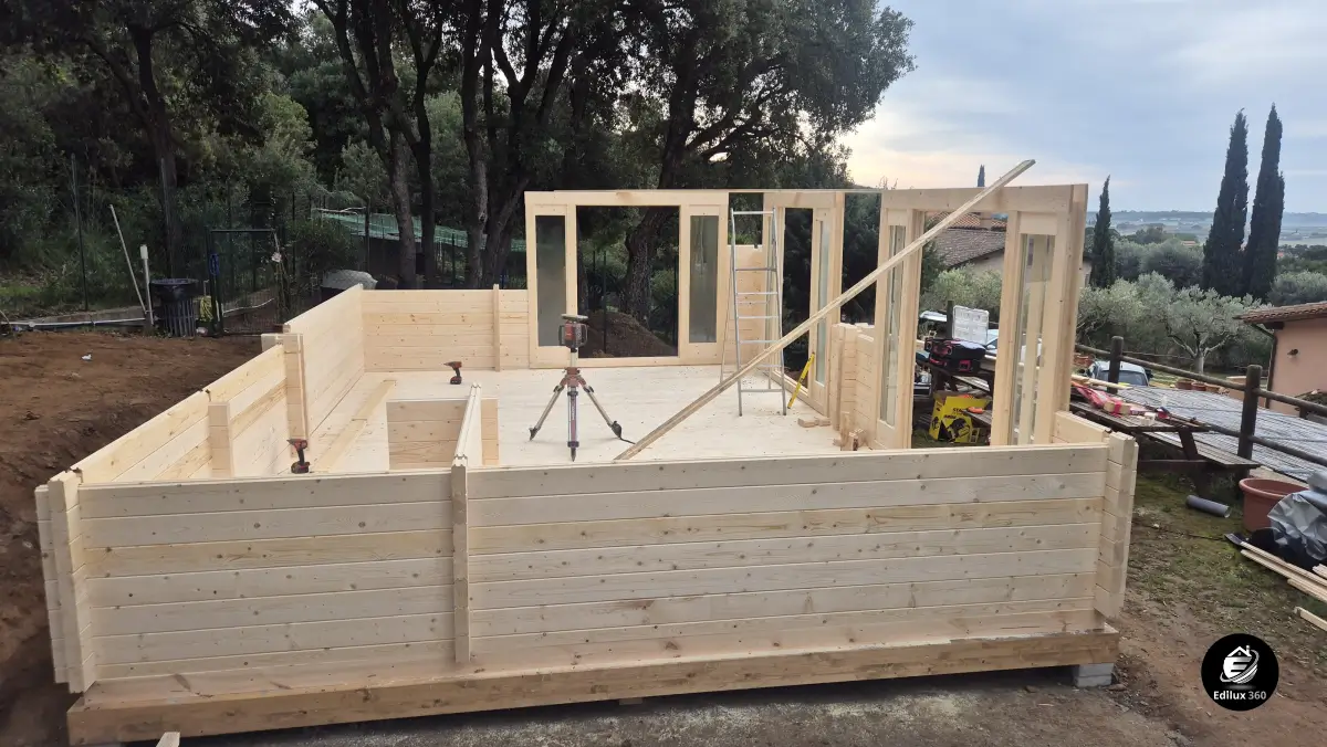 Avvio lavori di costruzione: base della casa in legno prefabbricata con struttura grezza, Scansano, Colline Toscane.