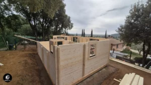 Vista laterale del cantiere, struttura in legno grezzo in costruzione con vista sulle colline, Nuova Costruzione in Toscana.