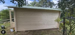 Vista esterna della casa in legno grezzo in costruzione, pareti prefabbricate montate, cantiere Scansano. Ristrutturazione Casali Maremma