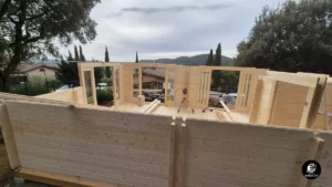 Interno della struttura in legno con vista sul panorama collinare, lavori in corso per nuova costruzione.