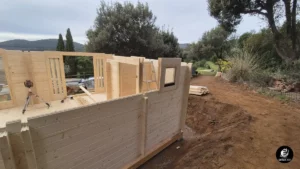 Prospettiva dall'alto del cantiere che mostra la base e il montaggio delle pareti in legno, Scansano.