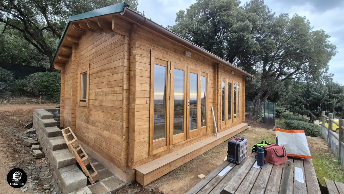 Dettaglio delle porte-finestre in legno sul lato lungo della casa completata, Nuove Costruzioni Edilux 360. Nuove costruzioni Grosseto