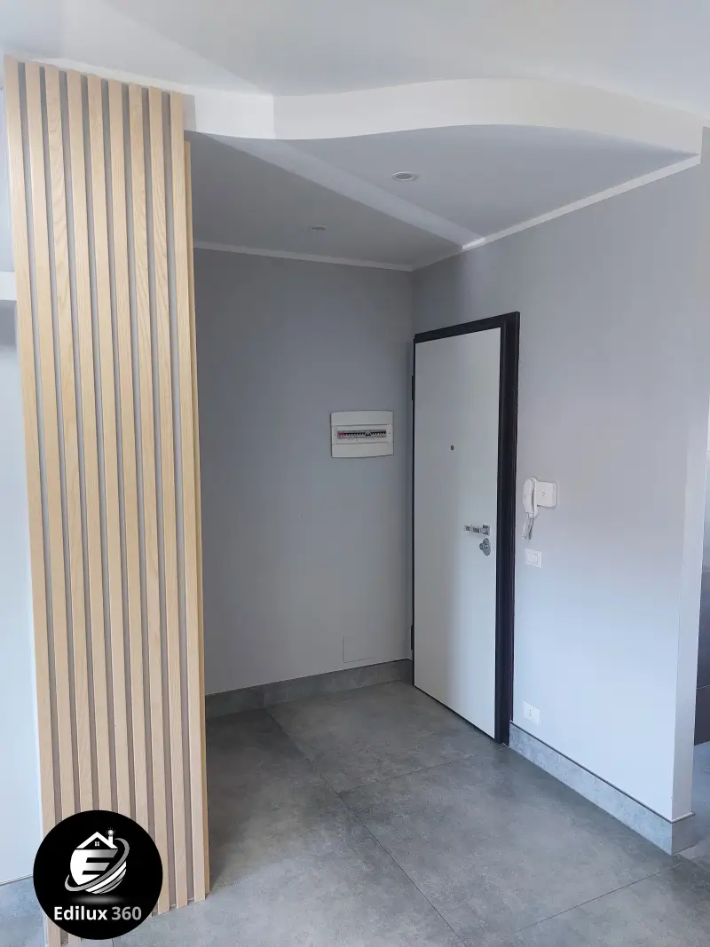 Ingresso di design con pannello doghe in legno e quadro elettrico integrato Grosseto