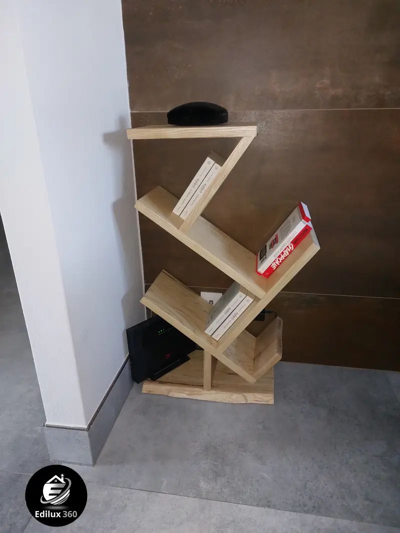 Scaffale/Libreria di design in legno chiaro a mensole inclinate per angolo lettura, arredamento Grosseto.