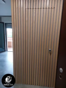 Parete divisoria con pannello doghe in legno e porta a scomparsa filo muro Grosseto