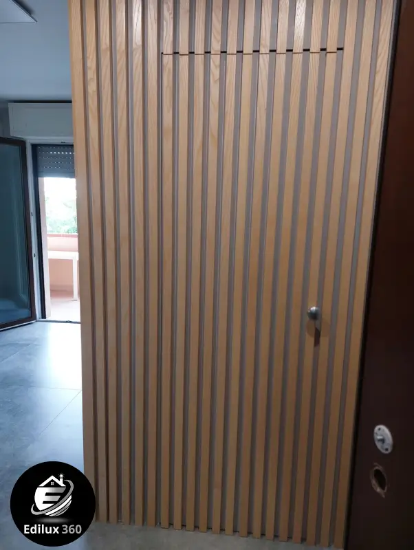 Parete divisoria con pannello doghe in legno e porta a scomparsa filo muro Grosseto