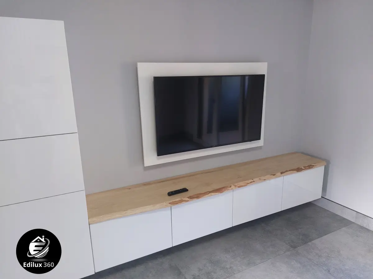Parete attrezzata con mobile TV sospeso, ante laccate bianche e top in legno grezzo, interior design Grosseto.