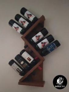 Dettaglio della parete a doghe in legno con porta nascosta e maniglia minimale, rifiniture interni Castiglione della Pescaia.