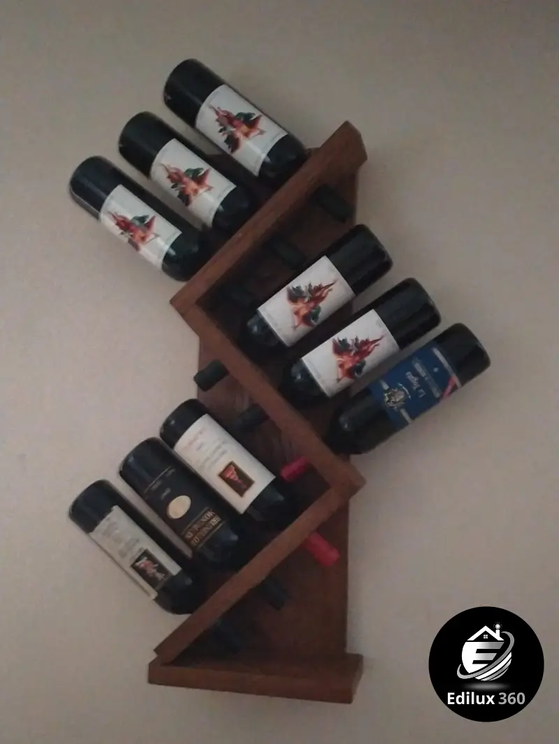 Dettaglio della parete a doghe in legno con porta nascosta e maniglia minimale, rifiniture interni Castiglione della Pescaia.