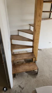 Scala a giorno moderna con gradini in legno scuro e struttura metallica Maremma