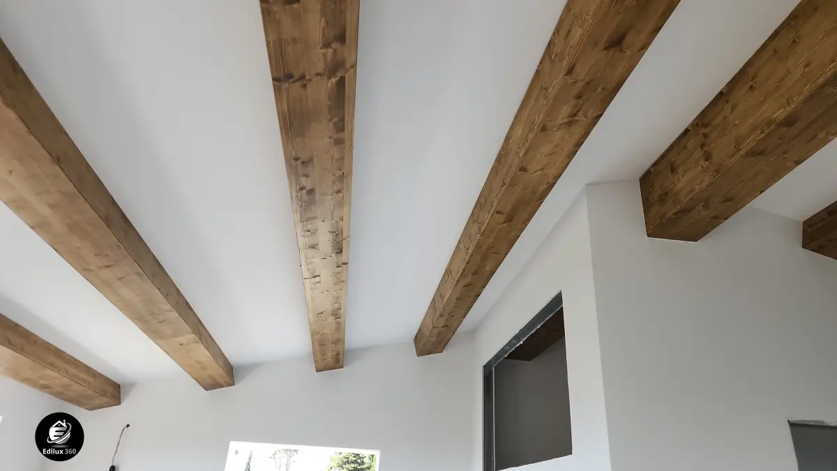 Soffitto con travi in legno a vista effetto rustico moderno e pittura bianca Grosseto - Restauri Grosseto