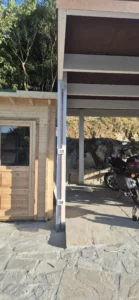 Particolare di una casetta in legno e canalina elettrica.