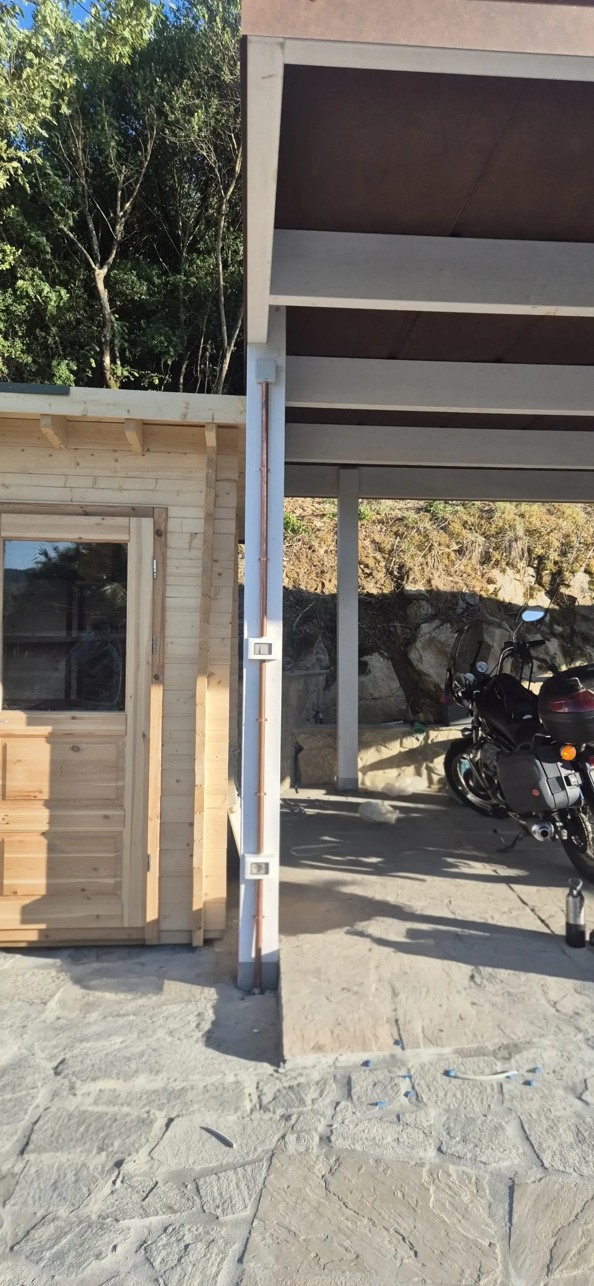 Particolare di una casetta in legno e canalina elettrica.