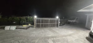 Cancello in legno/bamboo con faretti laterali.