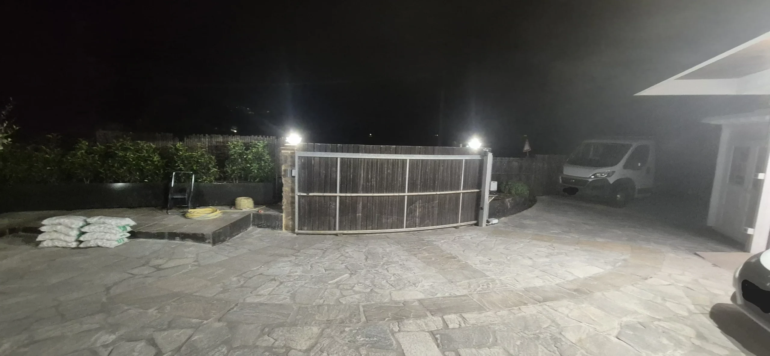 Cancello in legno/bamboo con faretti laterali.