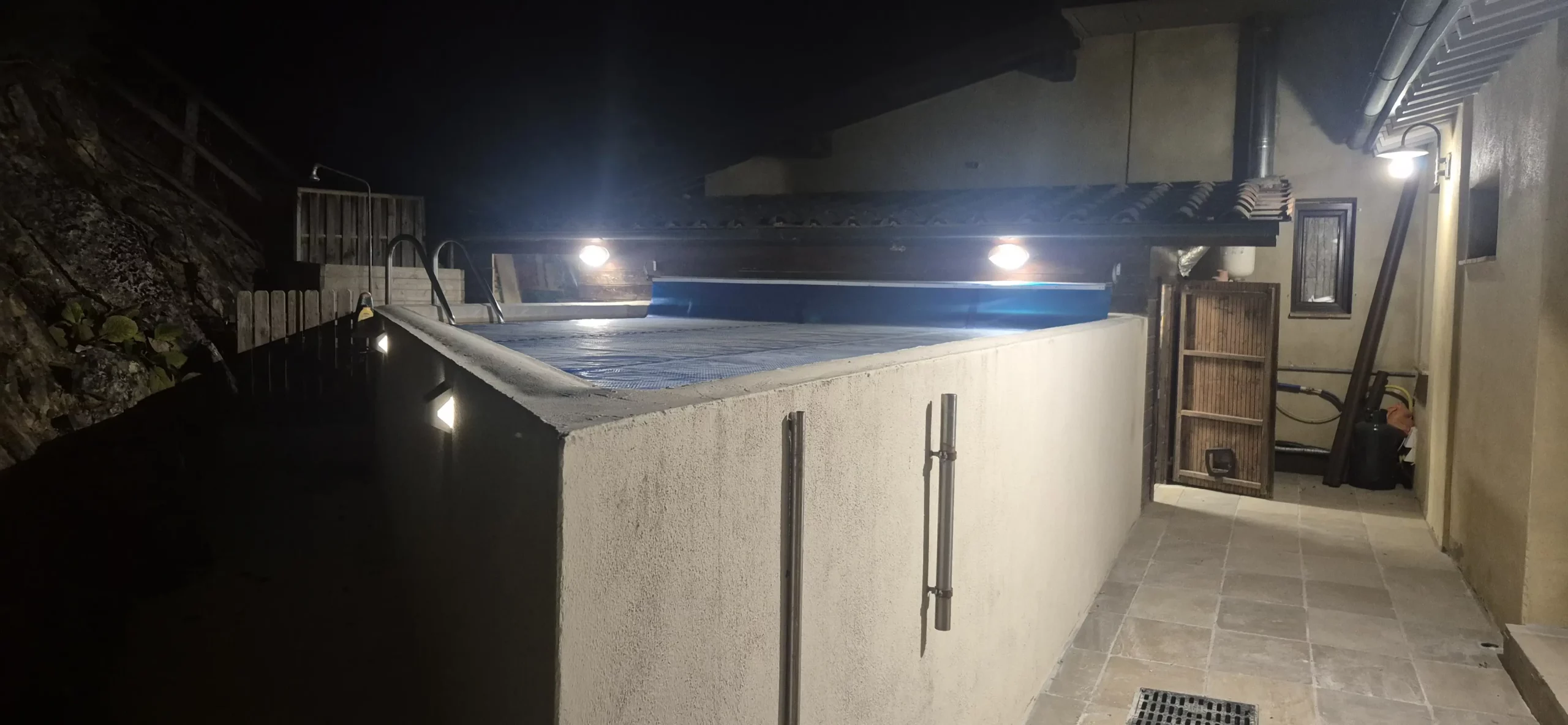 Piscina rialzata con illuminazione integrata (faretti).