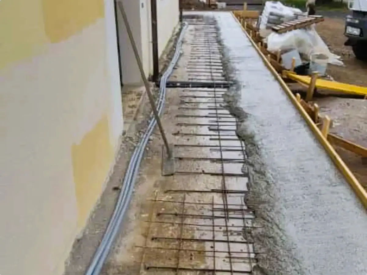 Costruzione piazzale in cemento armato con casseforme e armatura a Grosseto. Ampliamento in cemento armato a Grosseto.