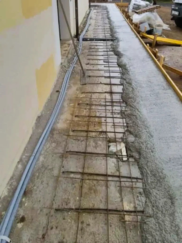 Dettaglio armatura e getto parziale per strettoia del piazzale a Grosseto