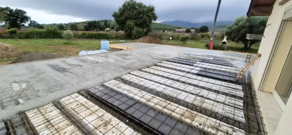 Fase di getto cemento per solaio o piazzale in costruzione a Grosseto